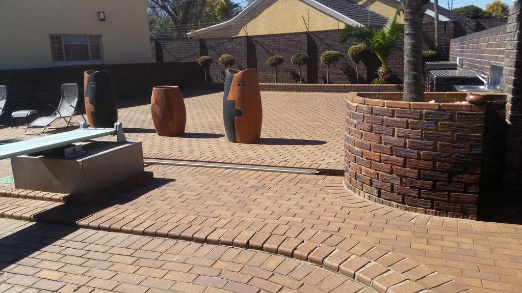 African Phoenix Guest Lodge Johannesburg Exteriör bild