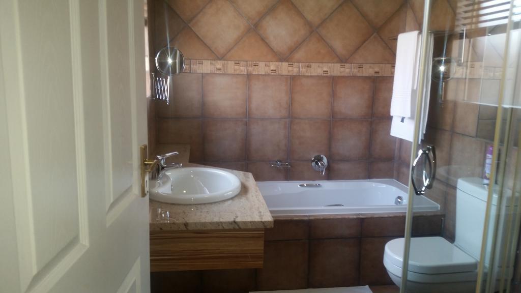 African Phoenix Guest Lodge Johannesburg Exteriör bild