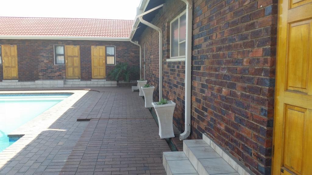 African Phoenix Guest Lodge Johannesburg Exteriör bild