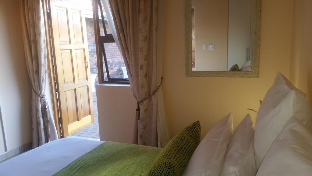 African Phoenix Guest Lodge Johannesburg Exteriör bild