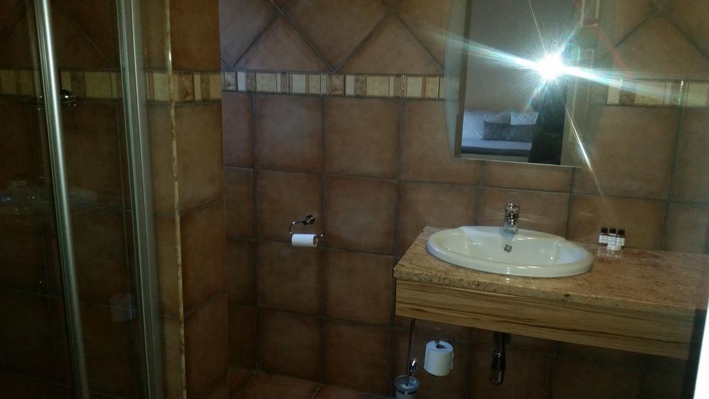 African Phoenix Guest Lodge Johannesburg Exteriör bild
