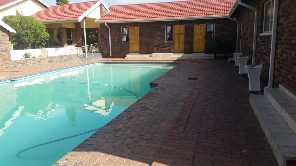 African Phoenix Guest Lodge Johannesburg Exteriör bild