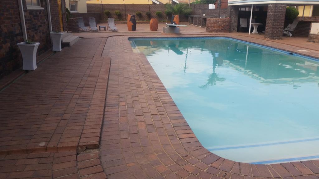 African Phoenix Guest Lodge Johannesburg Exteriör bild