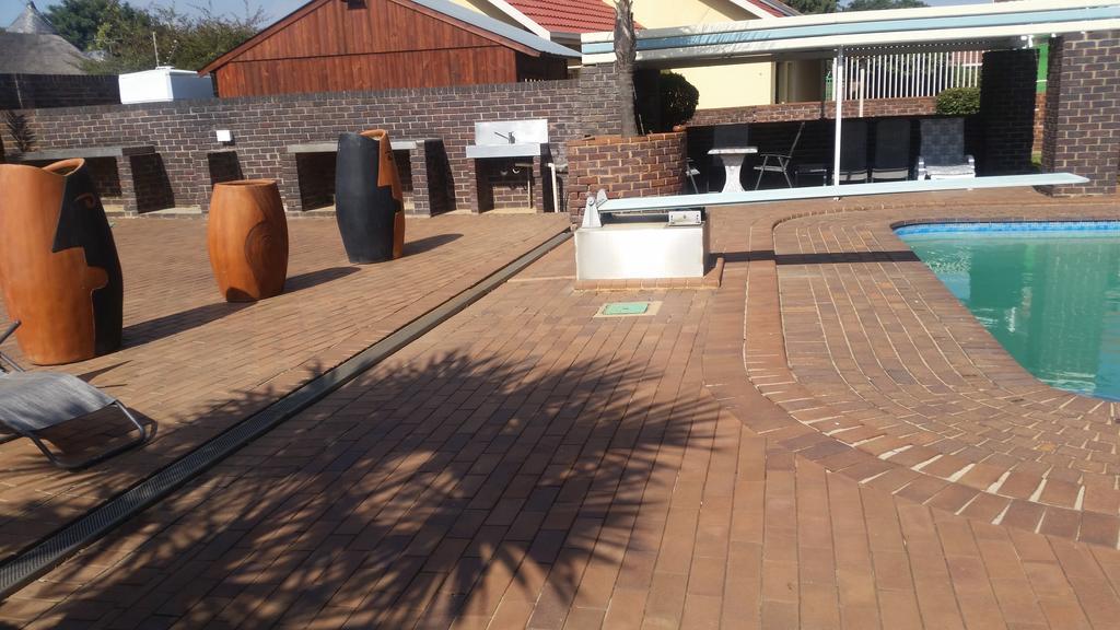African Phoenix Guest Lodge Johannesburg Exteriör bild